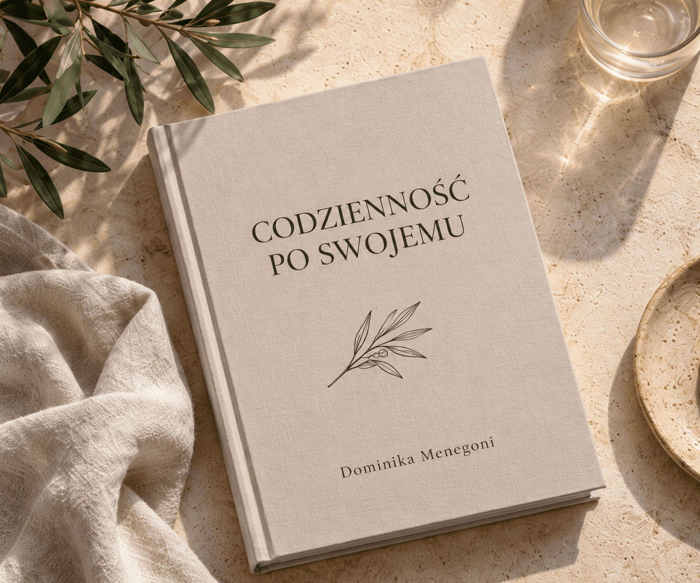Poglądowa okładka e-booka Codzienność po swojemu na jasnym kamiennym stole